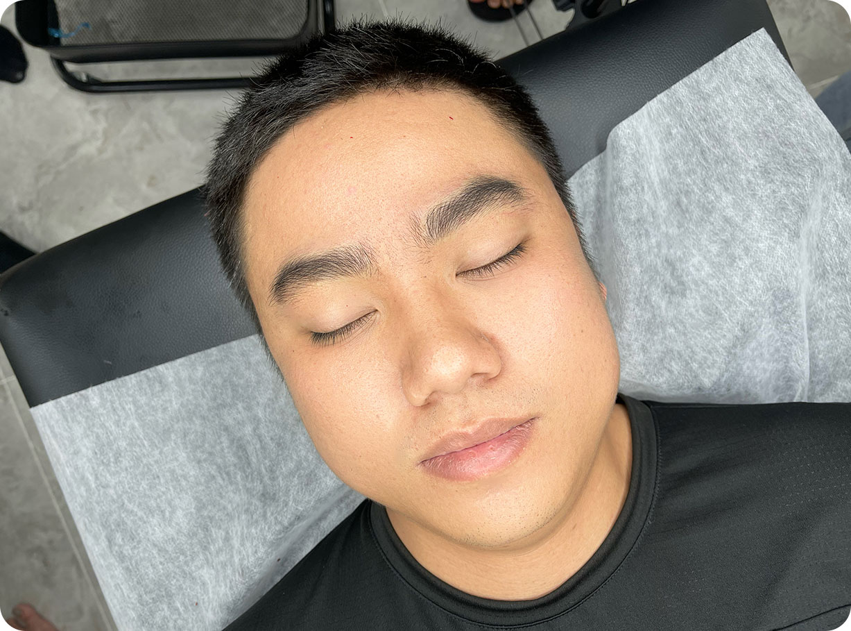 Kỹ thuật rải hạt mực li ti tạo nên dáng chân mày sắc sảo, thời thượng, cá tính, phù hợp với khuôn mặt.