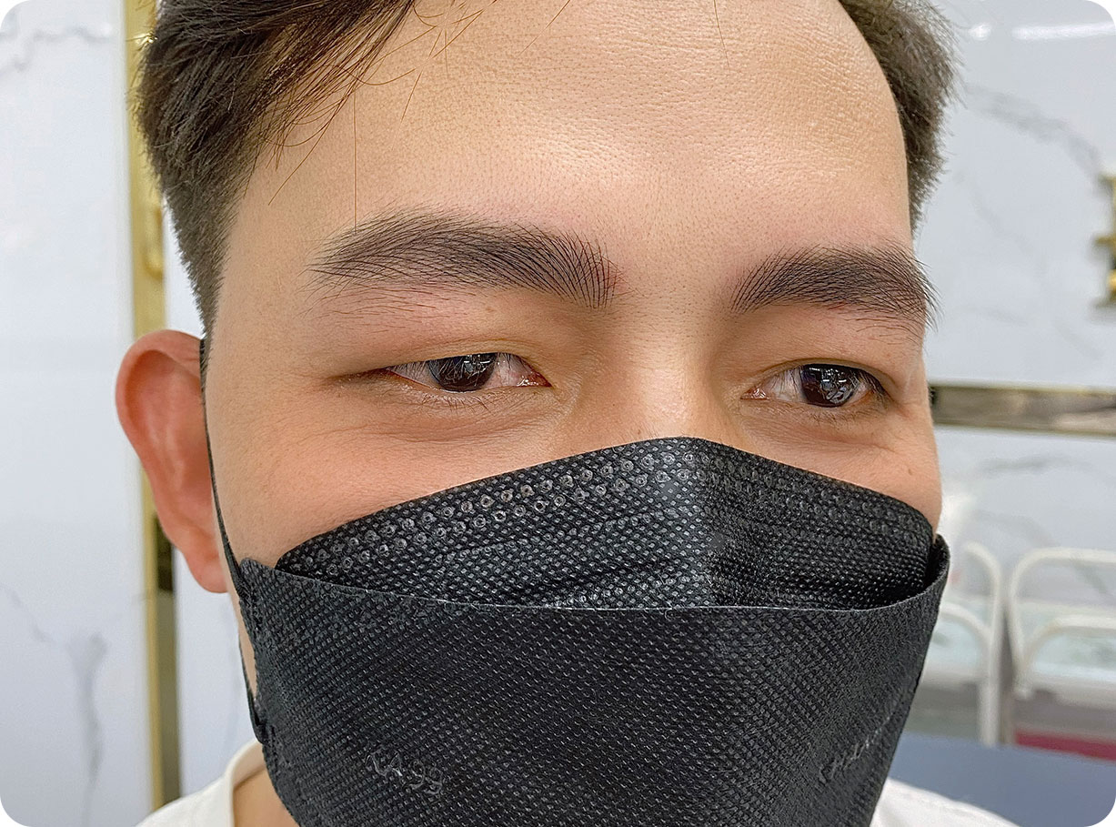Phun mày Ombre tạo hiệu ứng chuyển màu đầu nhạt - đuôi đậm cho cảm giác tự nhiên như màu sắc của chân mày thật, chân mày bền đẹp duy trì lên đến 7 năm.