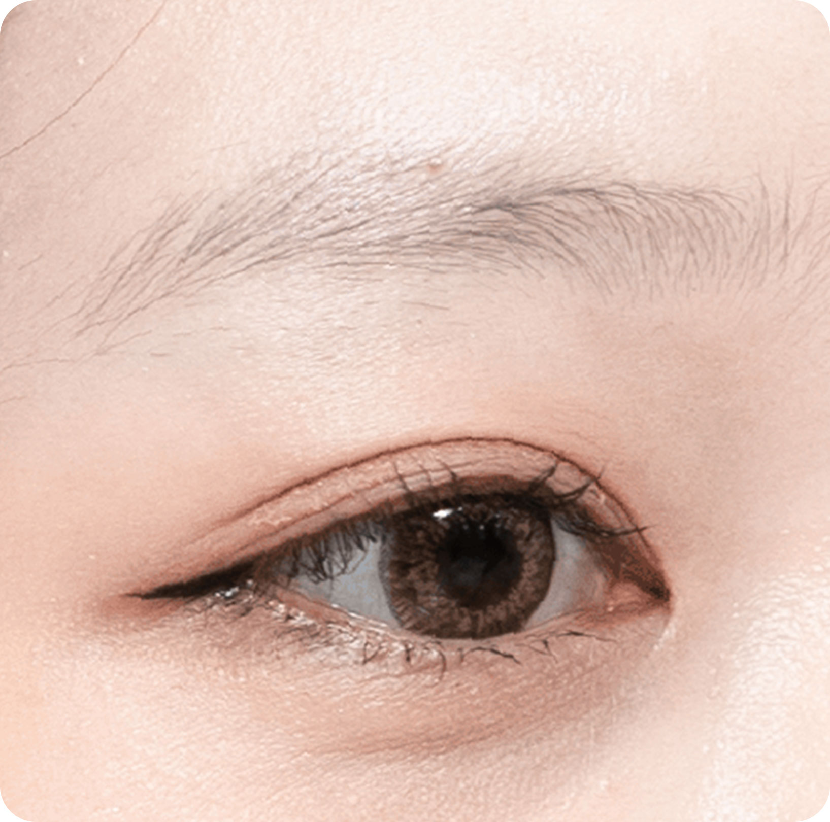Người sở hữu chân mày có 2 bên không cân xứng, từng phun xăm mày bị hỏng. Người sở hữu chân mày có 2 bên không cân xứng, từng phun xăm mày bị hỏng.